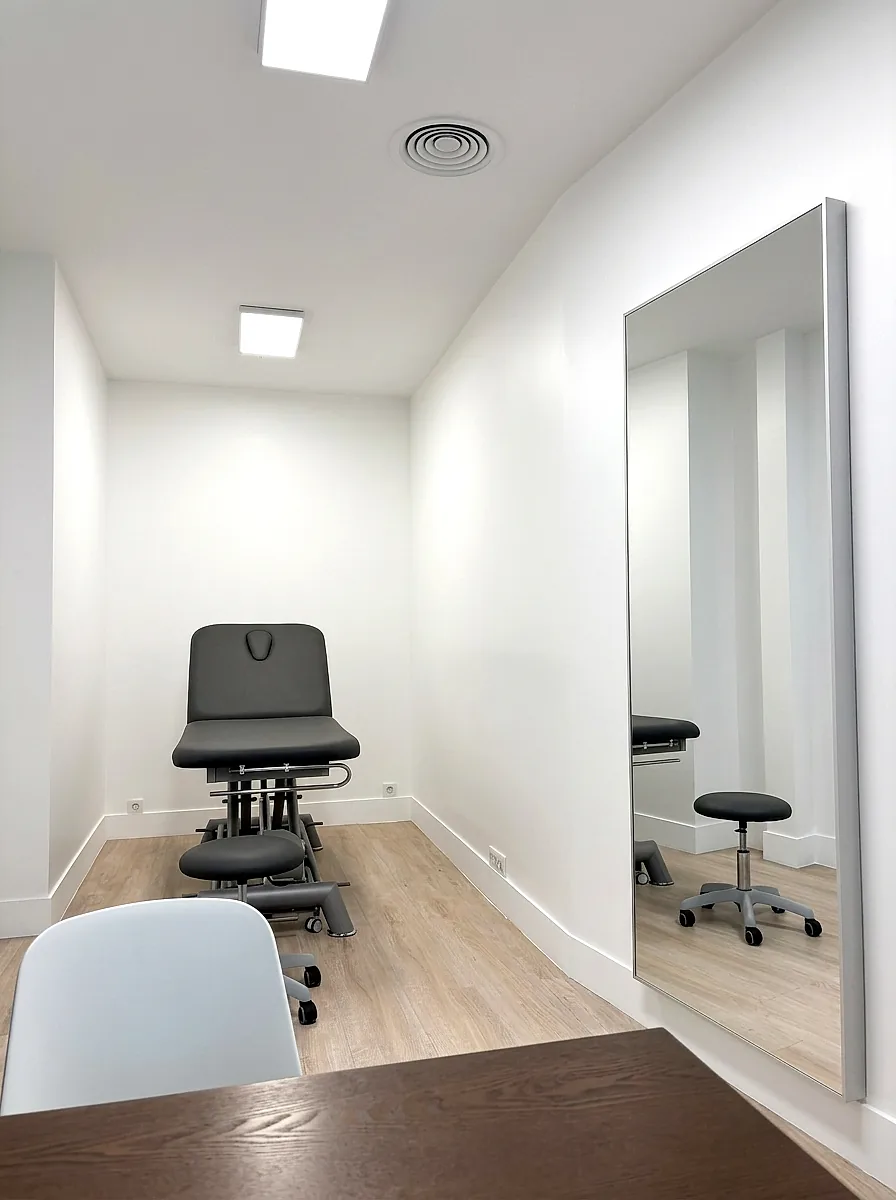 Cabine de soin individuelle avec table de kinésithérapie et miroir