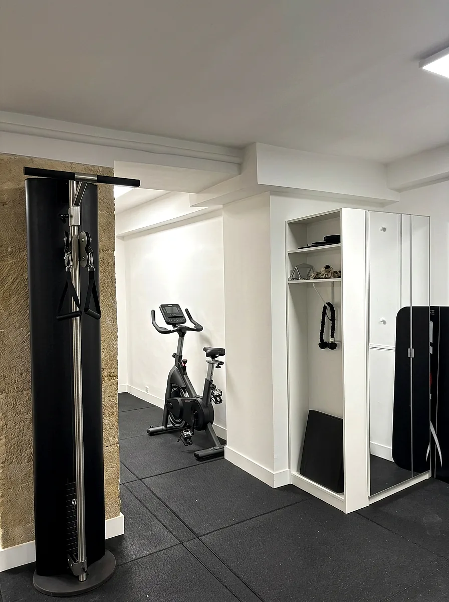 Poulies de tirage et vélo d'appartement du plateau technique